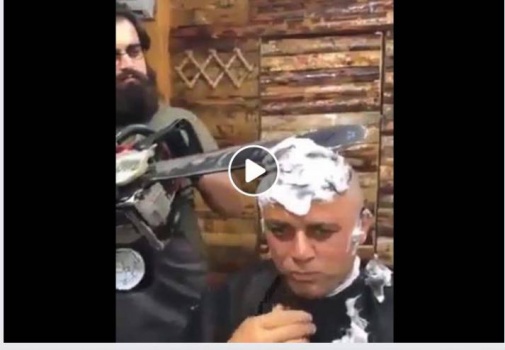 صدق او لا تصدق: حلاق يحلق شعر زبائنه بمنشار كهربائي