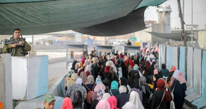 بالصور..عشرات الآلاف يتوافدون على القدس لصلاة الجمعة الثالثة من رمضان