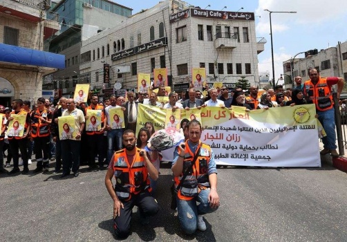 صور وفيديو.. وقفة استنكارية وجنازة رمزية للشهيدة المسعفة رزان النجار في رام الله