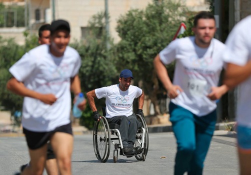 بالصور..عداؤون يشاركون في سباق "فلسطين خالية من المخدرات" في البيرة