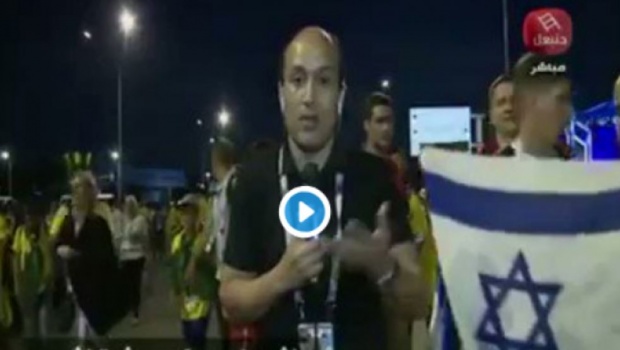 فيديو| كيف تصدى مراسل قناة تونسية لمشجعين رفعوا العلم الاسرائيلي على الهواء!
