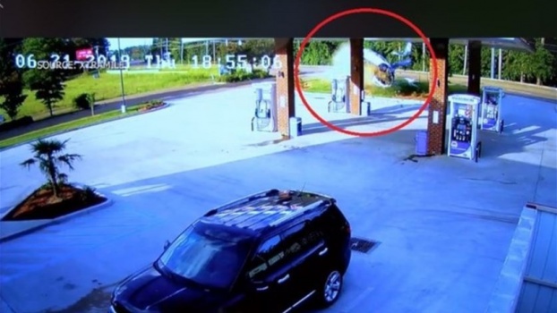 بالفيديو &ndash; حادث سير لا يصدّق... نجت من الموت بأعجوبة بعد اصطدامها بمحطة وقود