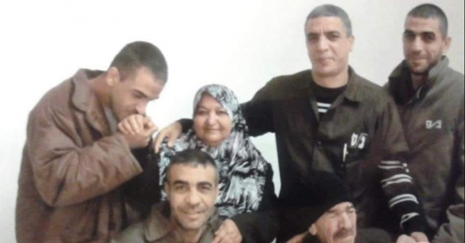 الاحتلال يسلّم "خنساء فلسطين" قرارا بهدم منزلها