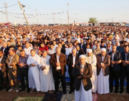 عشرات الآلاف يؤدون صلاة العيد في مخيمات العودة