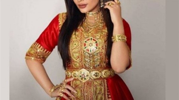 فنانة خليجية تثير الجدل بتغطية جسدها بالذهب