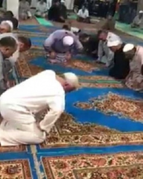 صلاة غريبة في قرية مصرية تؤدي إلى توقيف صاحبيها
