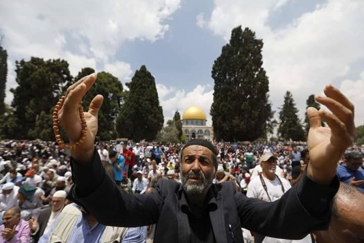 بالصور..250 ألف مصلٍ أدوا صلاة الجمعة الثالثة من رمضان في رحاب الأقصى