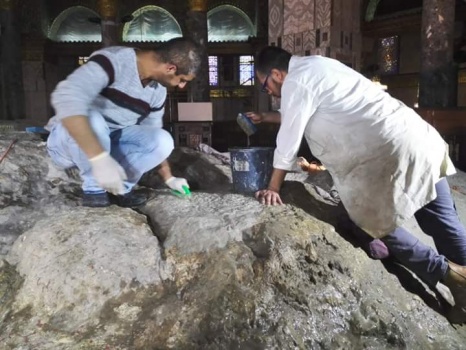بالصور..صخرة المعراج".. تُنظّف لأول مرّة بعد صلاح الدين الأيوبيّ