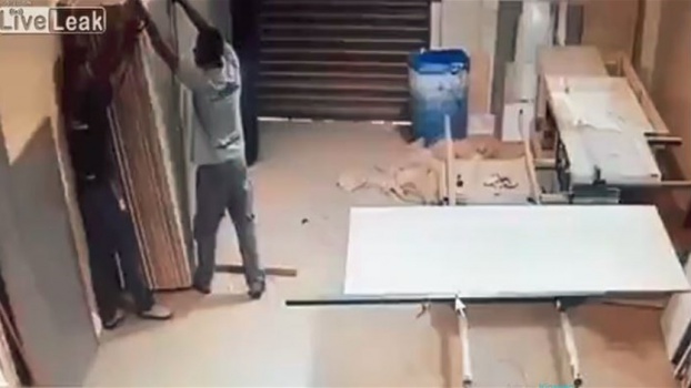 بالفيديو – عامل يتعرض لحادث صادم... ألواح خشبية سقطت عليه