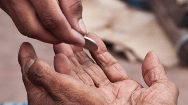 متسوّل بحوزته مبلغ صادم... هذا ما عثرت عليه شرطة دبي