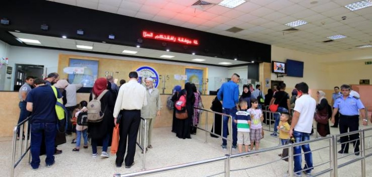 الاحتلال يمنع 12 مواطناً من السفر للأردن