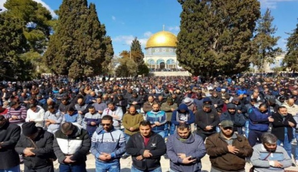 إباحة أداء صلاة الظهر بدل الجمعة لمن صلى العيد