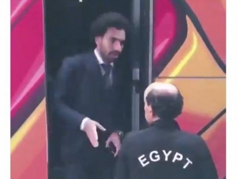 ماذا فعل أحد كوادر بعثة المنتخب مع مشجع وضع يده على كتف محمد صلاح؟!