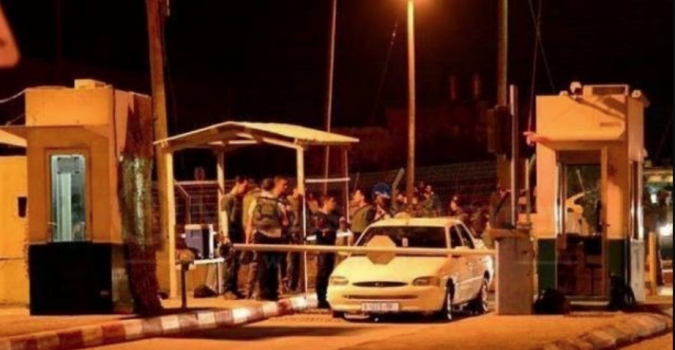 شاهد- الاحتلال ينكل بشاب على حاجز "الكونتينر"