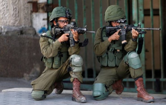 جنود الاحتلال أطلقوا النار على ضابط مخابرات فلسطيني وتسببوا ببتر ساقه