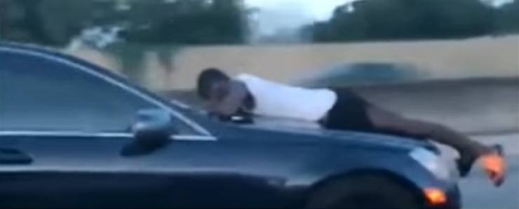 فيديو| رجل يحاول منع طليقته من قيادة السيارة ويتعلق بزجاجها!
