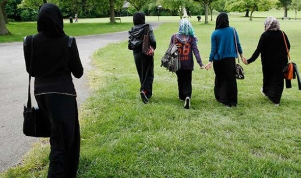 امرأة محجبة تقاضي الشرطة الأمريكية بعد إجبارها على خلع الحجاب