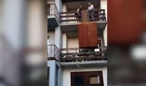 بالفيديو... محاولة إنزال خزانة ملابس تنتهي بمأساة