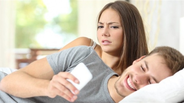 زوجة تشكّ في خيانة زوجها لها من خلال مؤشّرين غريبين
