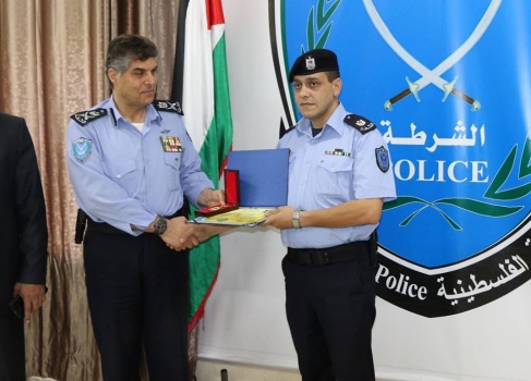 اللواء حازم عطا لله يمنح عددا من منتسبي الشرطة جائزة التميز