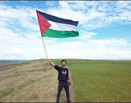 الرئيس يمنح الناشط لادرا الجنسية الفلسطينية ووسام الاستحقاق