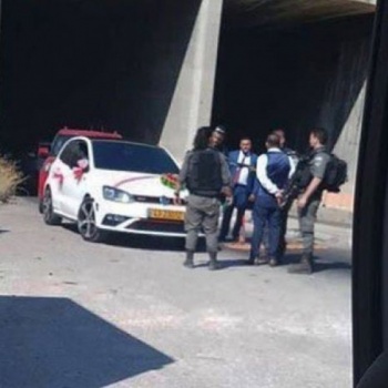 قوات الاحتلال تعتقل عريسًا فلسطينيًا من سيارة زفافه غرب رام الله