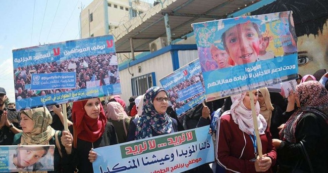 المئات يحاصرون مكاتب "أونروا" بغزة احتجاجا على التقليصات