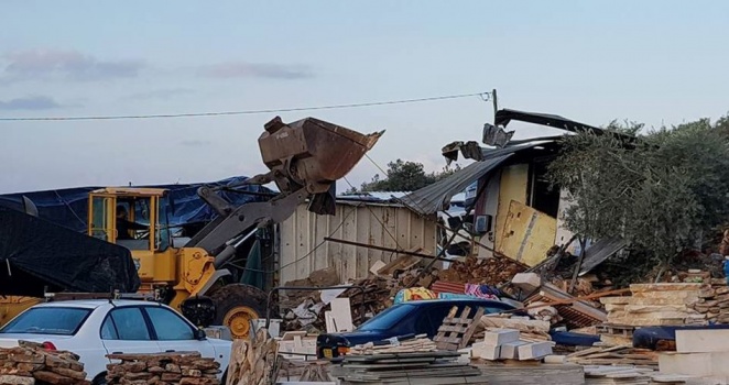 آليات الاحتلال تهدم منشأة زراعية جنوب الخليل