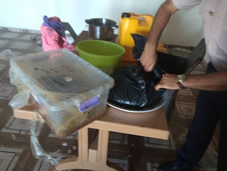 بالصور..ضبط معمل لتصنيع وتغليف المعسل داخل منزل في جنين