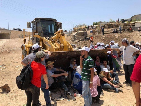 بالصور..أهالي الخان الاحمر ونشطاء المقاومة الشعبية يتصدون لجرافات الاحتلال بصدورهم العارية
