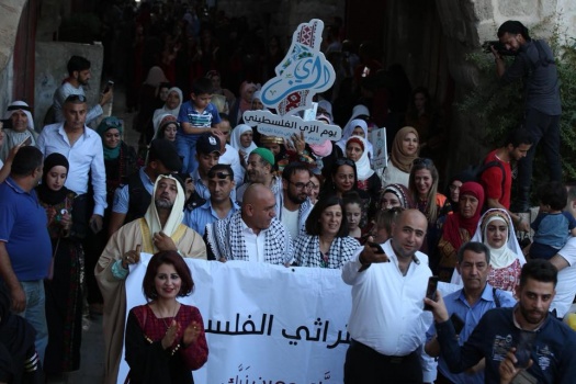 نابلس تحتفي بالزي الفلسطيني