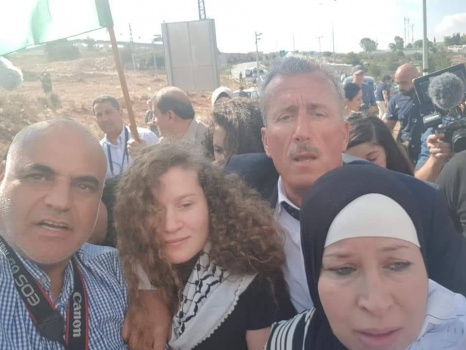 بالصور .. الاحتلال يفرج عن عهد التميمي ووالدتها