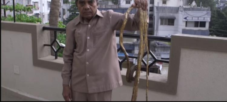 أخيراً صاحب أطول أظافر بالعالم يقرر تقليمها