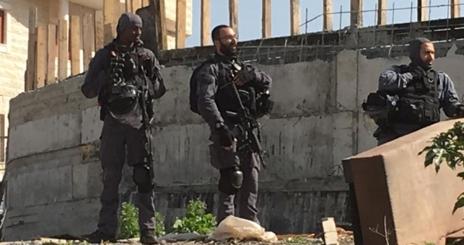 الاحتلال يشق طريقا ويدمر خط مياه في طوباس