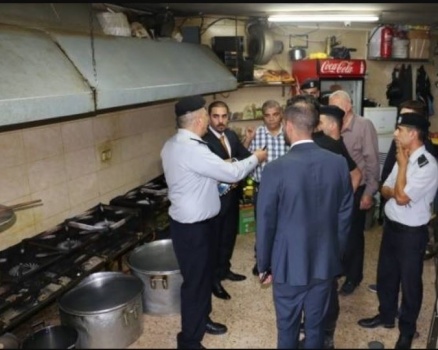 النيابة تغلق مطعمين في الخليل