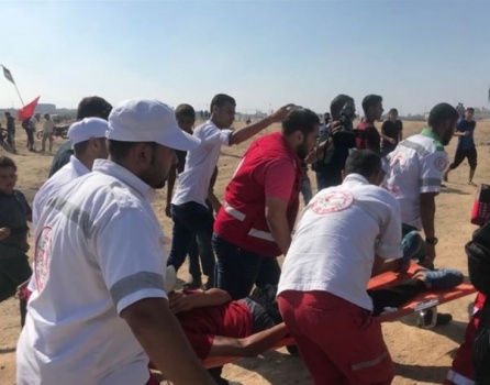 اصابة برصاص الاحتلال وحالات اختناق على حدود غزة