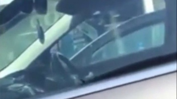 فيديو.. رضيع تركه جده يصرخ وحيداً في سيارة