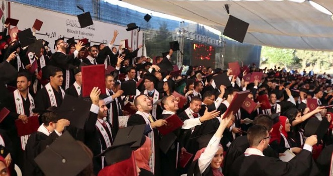 حفلات التخرج.. بذخٌ يثقل كاهل الأسَر