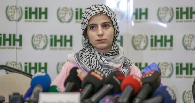 "طفلة العلم" الفلسطينية لمتظاهري غزة: لا تتراجعوا