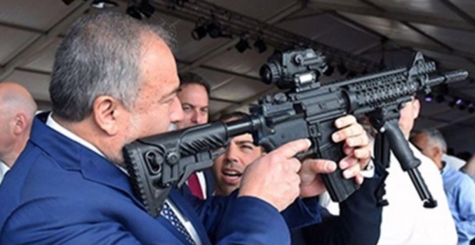 ليبرمان صرخ في وجه رئيس الشاباك لأنه منح 100 لم شمل للفلسطينيين