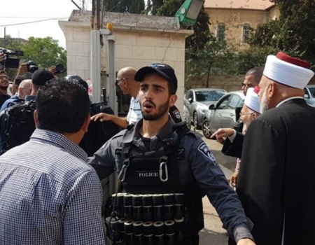 بالفيديو والصور- الاحتلال يمنع مؤتمرا ترعاه السلطة في القدس