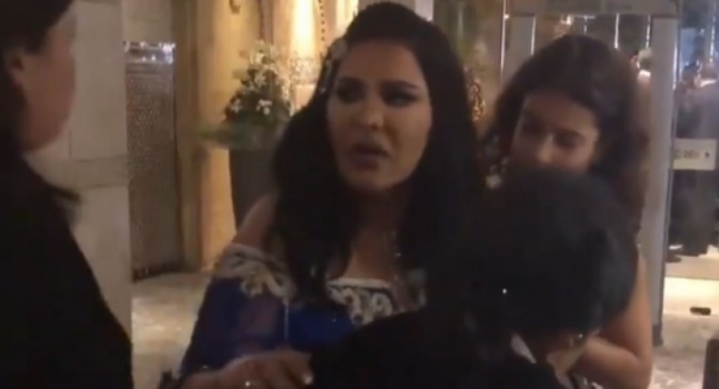 فيديو|هكذا تصرّفت 'أحلام' مع طفلة مغربية اخترقت الحشود لالتقاط صورة معها