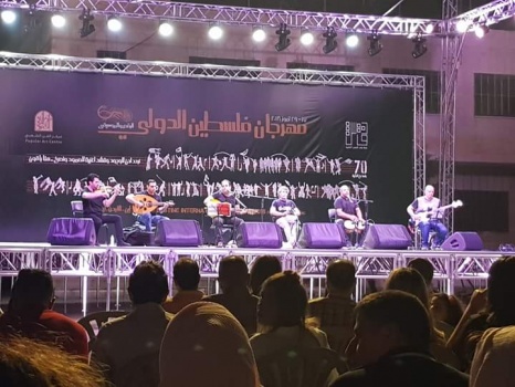 تواصل فعاليات مهرجان فلسطين الدولي في جنين مع فرقة ولعت العكاوية