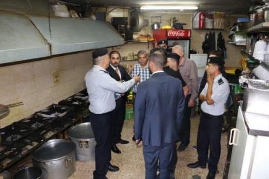 الدفاع المدني والنيابة العامة يغلقان مطعمان ويخطران ثالث بالخليل