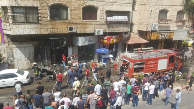 بالصور...إخماد حريق مطعم في جنين