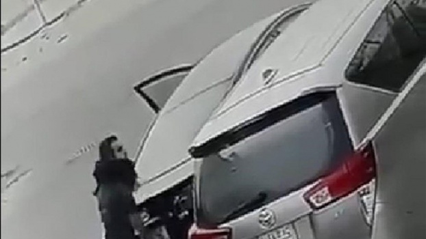 بالفيديو – سعودي ينتقم من طليقة والده... فانقلب السحر على الساحر