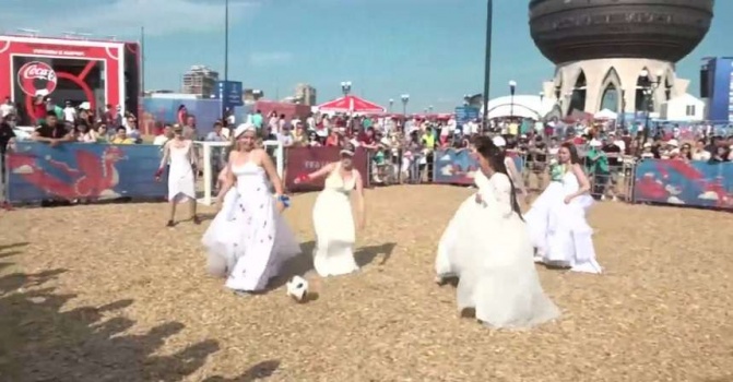 شاهد مباراة كرة قدم بين حسناوات روسيات بأثواب زفاف!