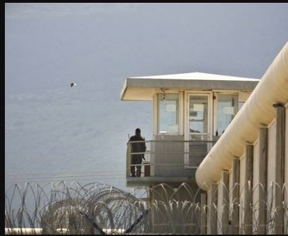 اسيران يعلقان إضرابهما عن الطعام