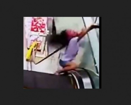صور: لقطات مرعبة لفتاة تحشر رأسها في فجوة بين &laquo;درابزين&raquo; سلم وجدار