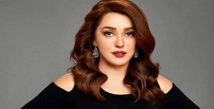 كندة علوش تسخر من صورتها وهي طفلة قبل أن يسخر الآخرين